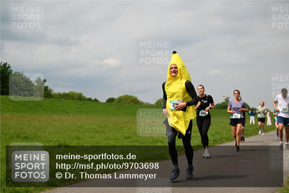 10.05.2026 - 8. Wedeler Halbmarathon Dr. Thomas Lammeyer http://msf.ph/oto/9703698 10.05.2026 11:50:35 Laufen 820, 281 meine-sportfotos.de