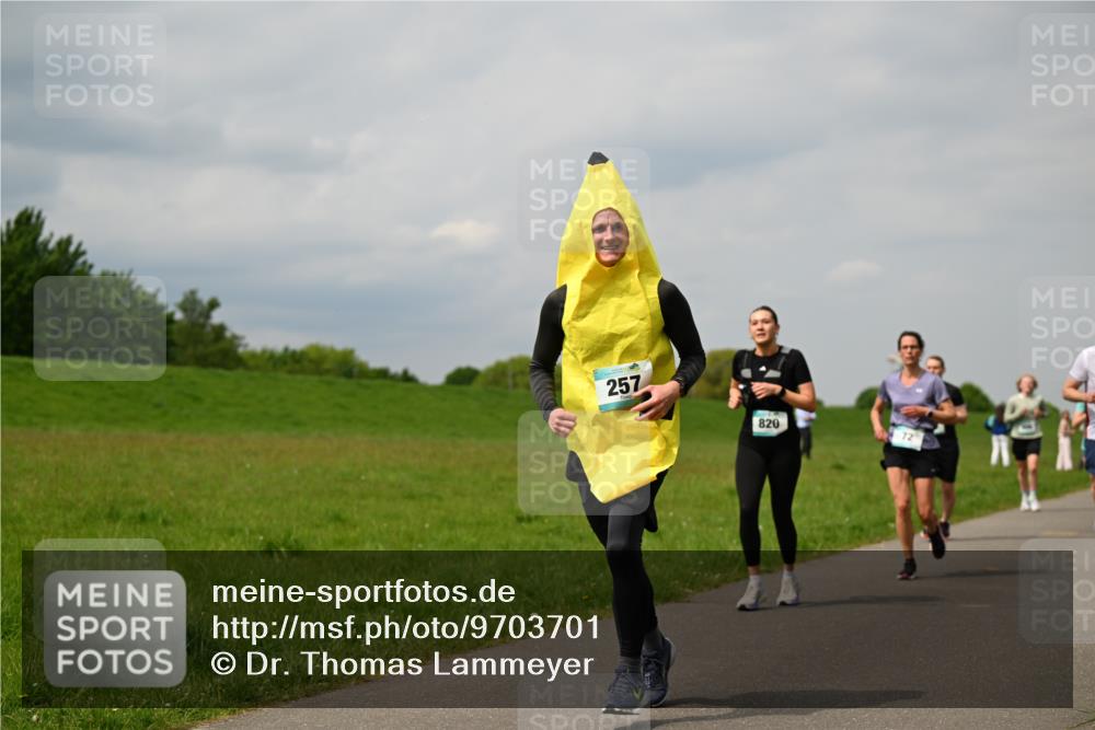 10.05.2026 - 8. Wedeler Halbmarathon Dr. Thomas Lammeyer http://msf.ph/oto/9703701 10.05.2026 11:50:36 Laufen 257, 820 meine-sportfotos.de