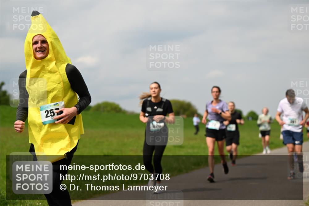 10.05.2026 - 8. Wedeler Halbmarathon Dr. Thomas Lammeyer http://msf.ph/oto/9703708 10.05.2026 11:50:36 Laufen 257 meine-sportfotos.de