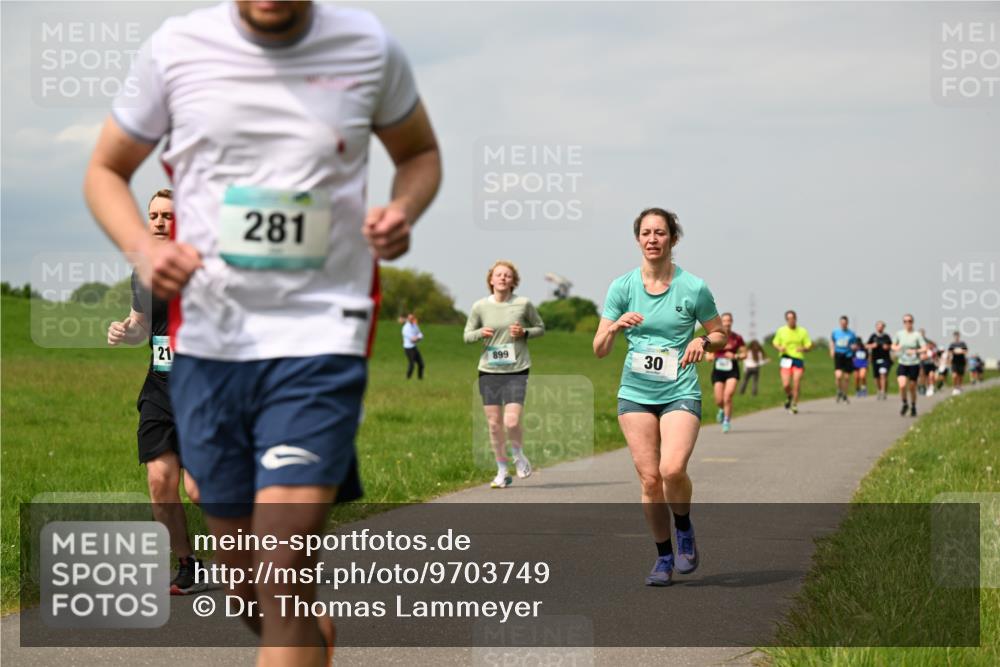 10.05.2026 - 8. Wedeler Halbmarathon Dr. Thomas Lammeyer http://msf.ph/oto/9703749 10.05.2026 11:50:40 Laufen 281, 899 meine-sportfotos.de
