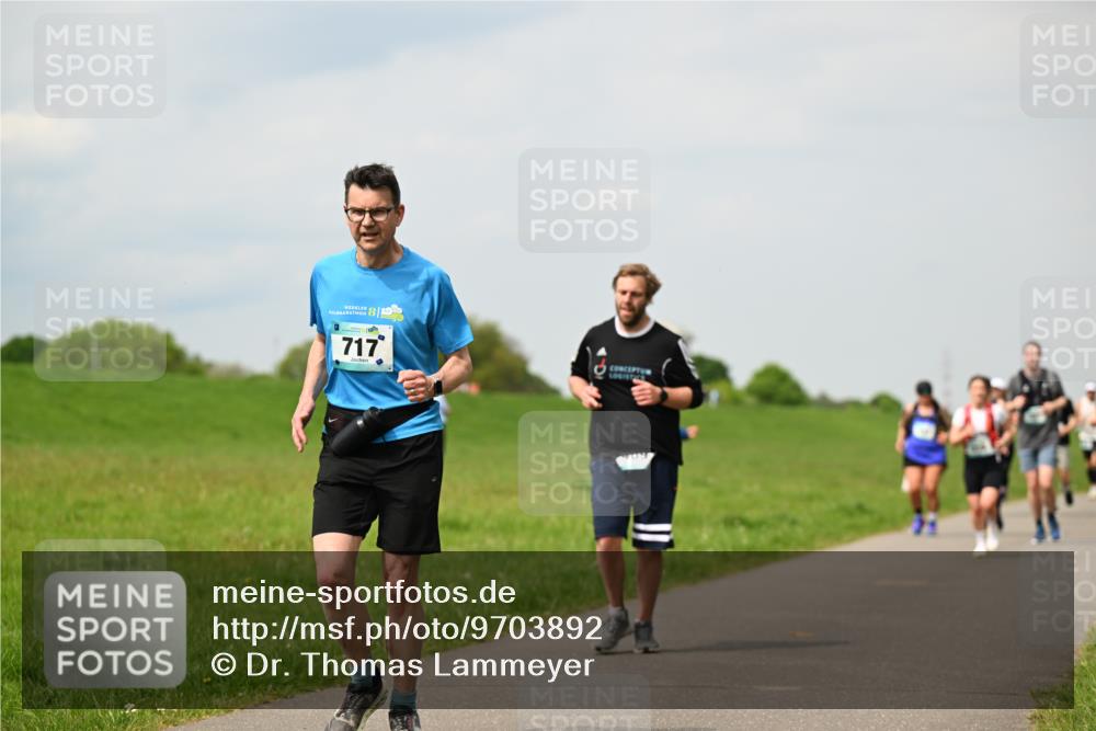 10.05.2026 - 8. Wedeler Halbmarathon Dr. Thomas Lammeyer http://msf.ph/oto/9703892 10.05.2026 11:50:54 Laufen 717 meine-sportfotos.de