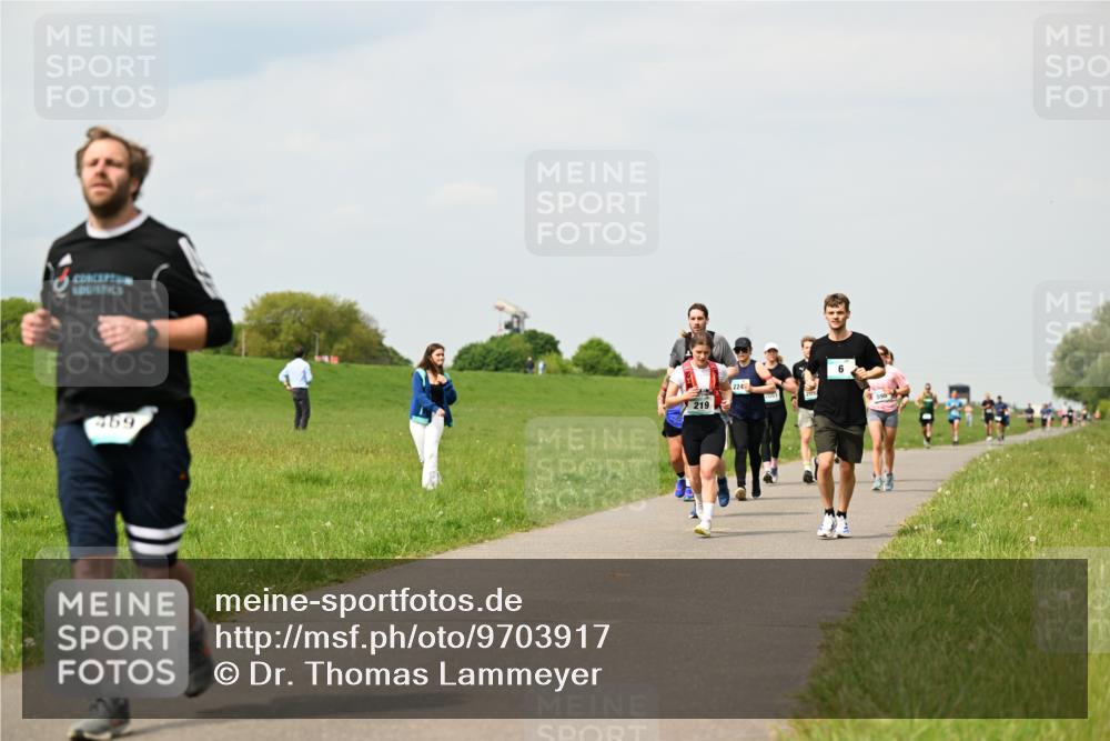 10.05.2026 - 8. Wedeler Halbmarathon Dr. Thomas Lammeyer http://msf.ph/oto/9703917 10.05.2026 11:50:56 Laufen 469, 219, 224, 2051 meine-sportfotos.de