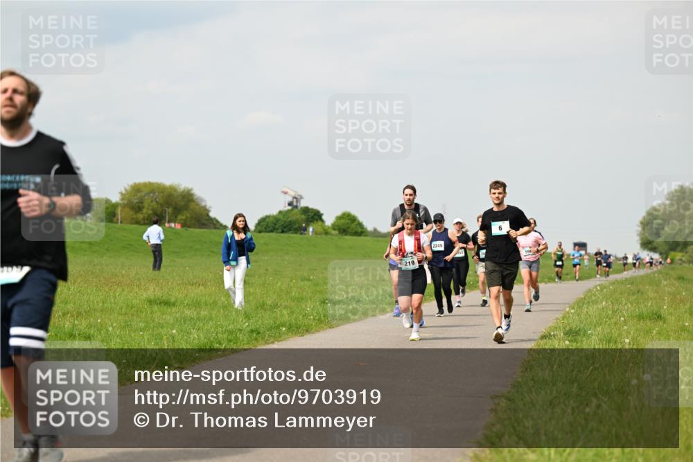 10.05.2026 - 8. Wedeler Halbmarathon Dr. Thomas Lammeyer http://msf.ph/oto/9703919 10.05.2026 11:50:56 Laufen 702, 219, 2245 meine-sportfotos.de