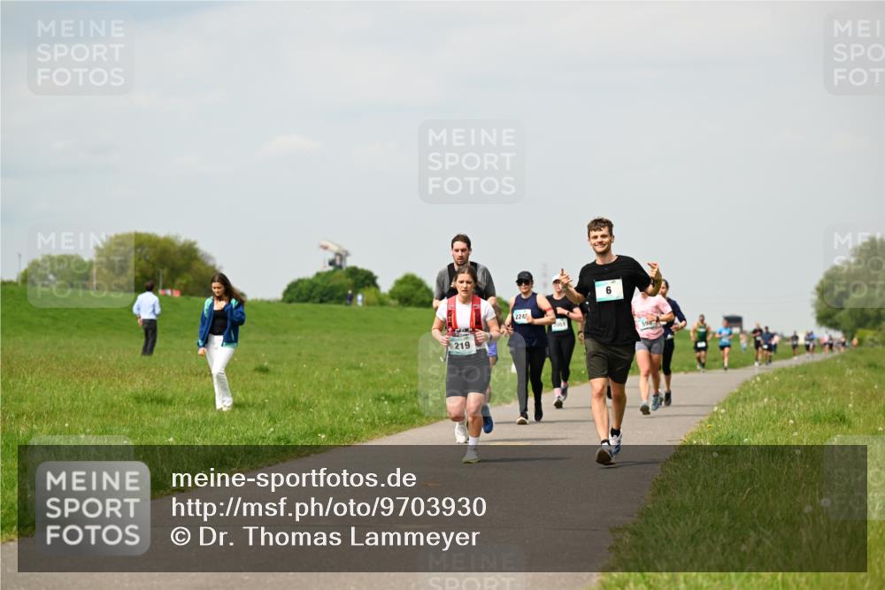 10.05.2026 - 8. Wedeler Halbmarathon Dr. Thomas Lammeyer http://msf.ph/oto/9703930 10.05.2026 11:50:57 Laufen 219, 2245, 2051, 590 meine-sportfotos.de