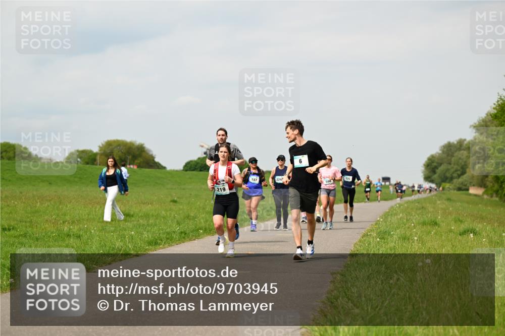 10.05.2026 - 8. Wedeler Halbmarathon Dr. Thomas Lammeyer http://msf.ph/oto/9703945 10.05.2026 11:50:58 Laufen 187, 224, 598, 219 meine-sportfotos.de