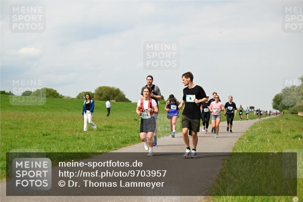 10.05.2026 - 8. Wedeler Halbmarathon Dr. Thomas Lammeyer http://msf.ph/oto/9703957 10.05.2026 11:50:59 Laufen 219, 187, 2051, 598 meine-sportfotos.de