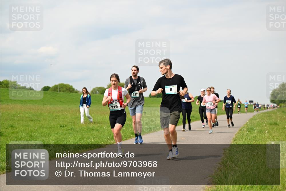 10.05.2026 - 8. Wedeler Halbmarathon Dr. Thomas Lammeyer http://msf.ph/oto/9703968 10.05.2026 11:51:00 Laufen 219, 227, 598 meine-sportfotos.de