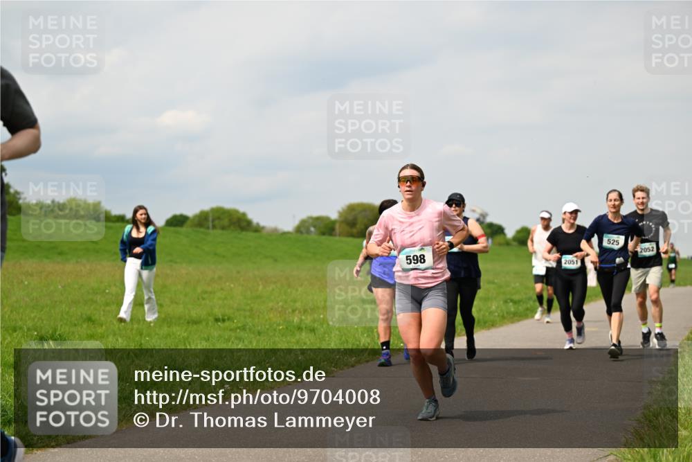 10.05.2026 - 8. Wedeler Halbmarathon Dr. Thomas Lammeyer http://msf.ph/oto/9704008 10.05.2026 11:51:03 Laufen 598, 2051, 525, 2052 meine-sportfotos.de