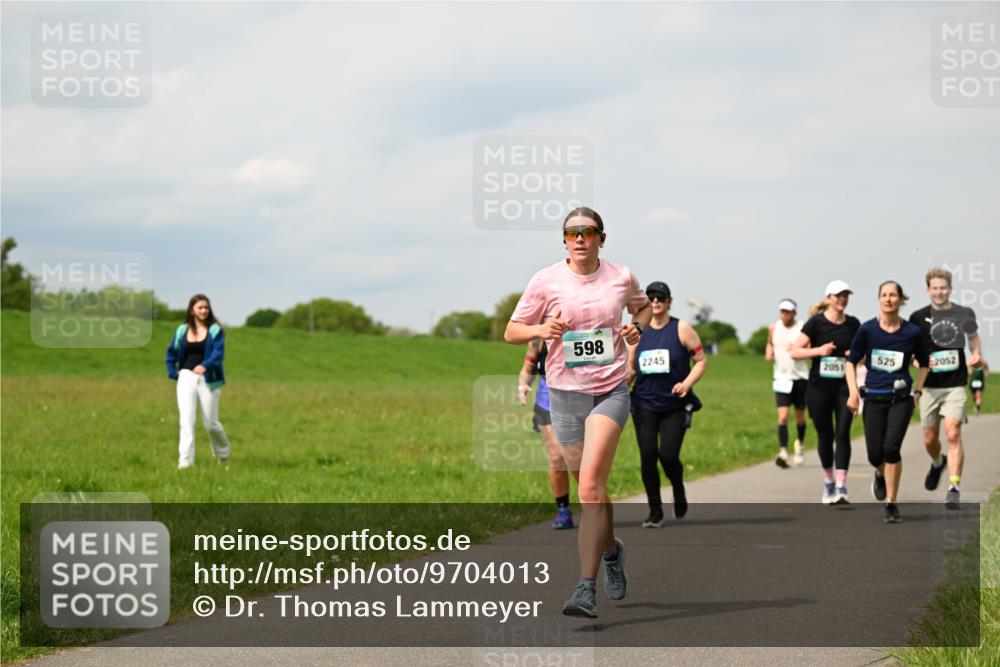 10.05.2026 - 8. Wedeler Halbmarathon Dr. Thomas Lammeyer http://msf.ph/oto/9704013 10.05.2026 11:51:03 Laufen 598, 2245, 525, 2052, 2051 meine-sportfotos.de