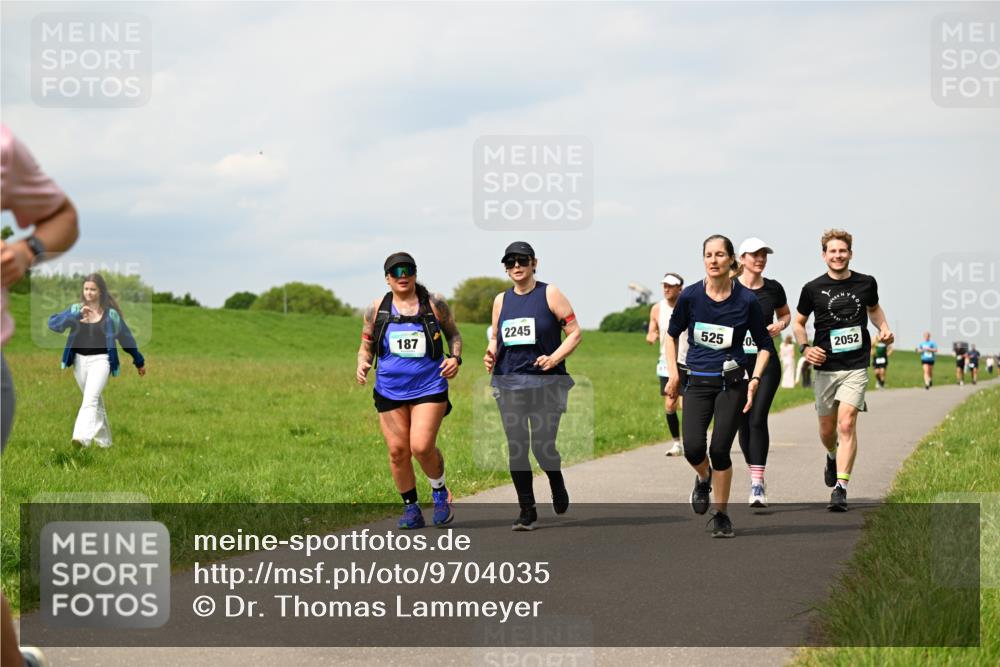 10.05.2026 - 8. Wedeler Halbmarathon Dr. Thomas Lammeyer http://msf.ph/oto/9704035 10.05.2026 11:51:05 Laufen 2245, 525, 187, 2052 meine-sportfotos.de