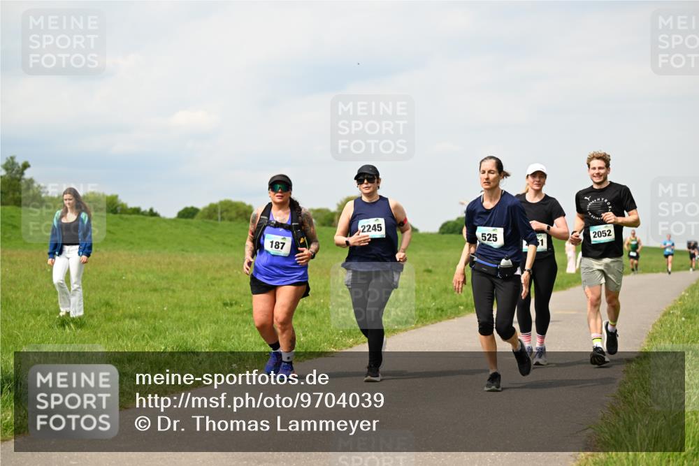 10.05.2026 - 8. Wedeler Halbmarathon Dr. Thomas Lammeyer http://msf.ph/oto/9704039 10.05.2026 11:51:05 Laufen 187, 2245, 525, 2052 meine-sportfotos.de