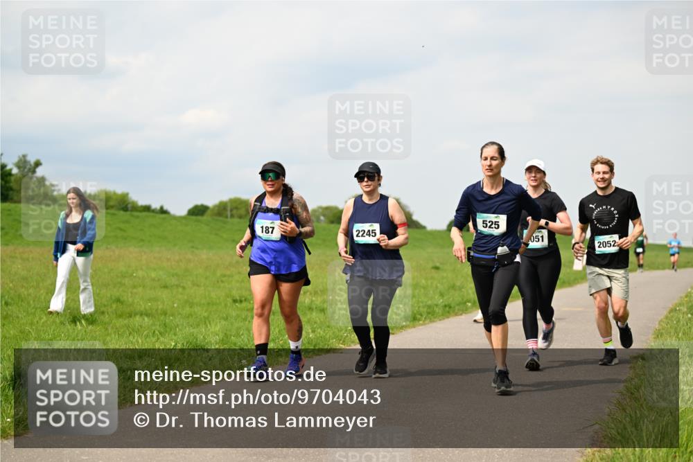 10.05.2026 - 8. Wedeler Halbmarathon Dr. Thomas Lammeyer http://msf.ph/oto/9704043 10.05.2026 11:51:05 Laufen 187, 2245, 525, 051, 2052 meine-sportfotos.de