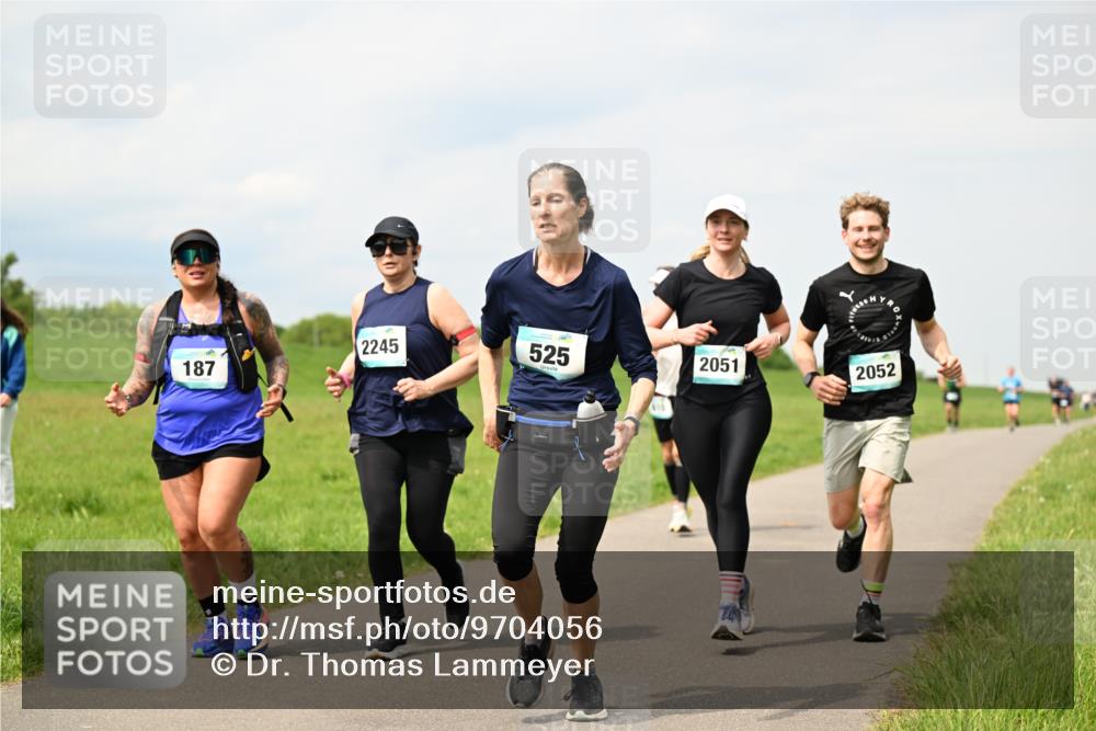10.05.2026 - 8. Wedeler Halbmarathon Dr. Thomas Lammeyer http://msf.ph/oto/9704056 10.05.2026 11:51:06 Laufen 2245, 525, 2051, 187, 2052 meine-sportfotos.de
