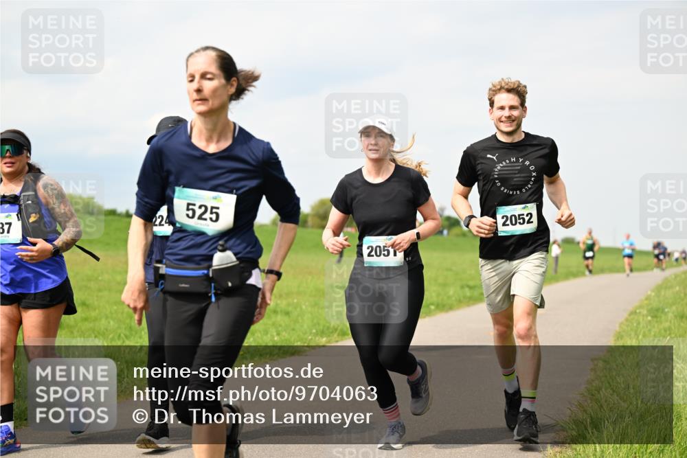 10.05.2026 - 8. Wedeler Halbmarathon Dr. Thomas Lammeyer http://msf.ph/oto/9704063 10.05.2026 11:51:07 Laufen 224, 525, 2052, 2051 meine-sportfotos.de