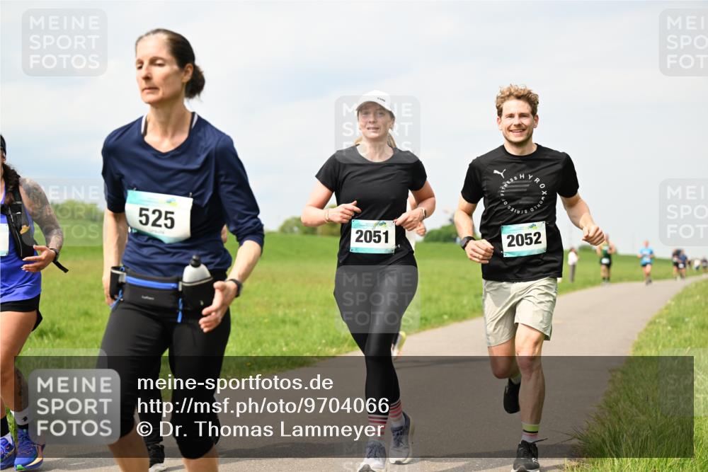 10.05.2026 - 8. Wedeler Halbmarathon Dr. Thomas Lammeyer http://msf.ph/oto/9704066 10.05.2026 11:51:07 Laufen 525, 2051, 2052 meine-sportfotos.de