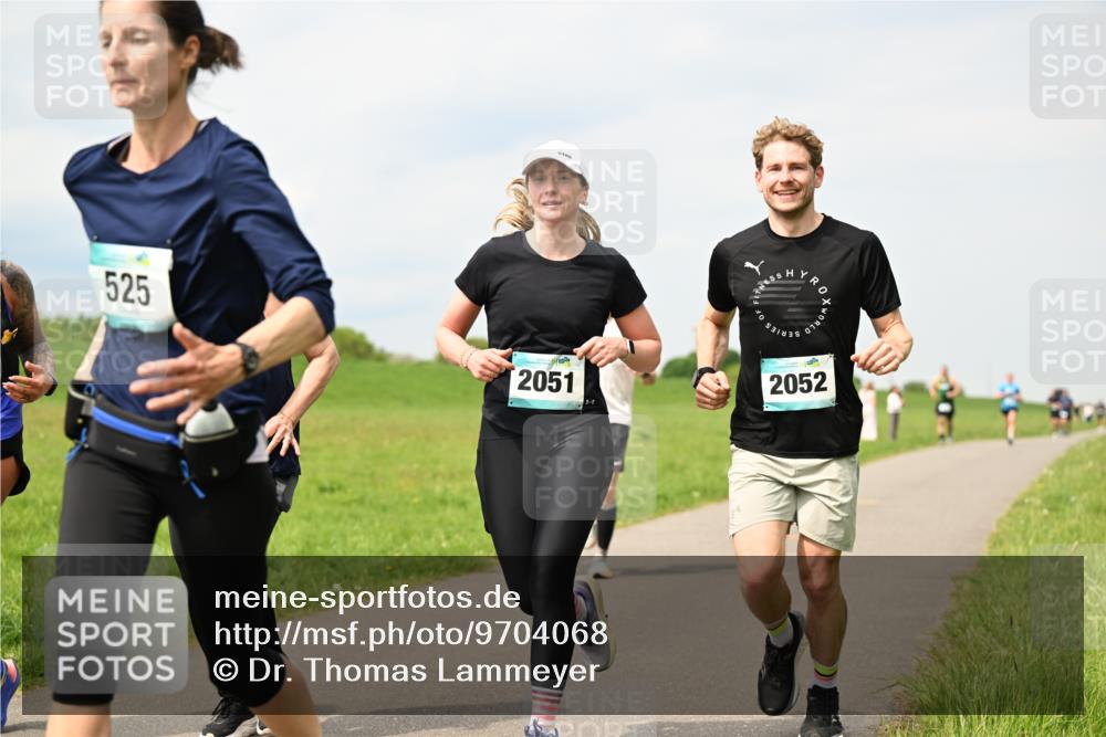 10.05.2026 - 8. Wedeler Halbmarathon Dr. Thomas Lammeyer http://msf.ph/oto/9704068 10.05.2026 11:51:07 Laufen 525, 2051, 2052 meine-sportfotos.de