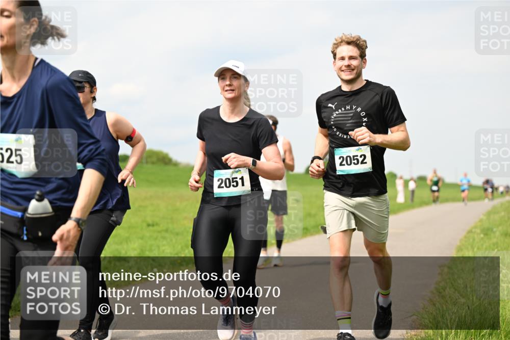 10.05.2026 - 8. Wedeler Halbmarathon Dr. Thomas Lammeyer http://msf.ph/oto/9704070 10.05.2026 11:51:07 Laufen 525, 2051, 2052 meine-sportfotos.de