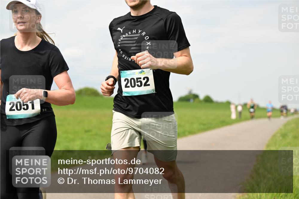 10.05.2026 - 8. Wedeler Halbmarathon Dr. Thomas Lammeyer http://msf.ph/oto/9704082 10.05.2026 11:51:08 Laufen 2051, 136, 2052 meine-sportfotos.de