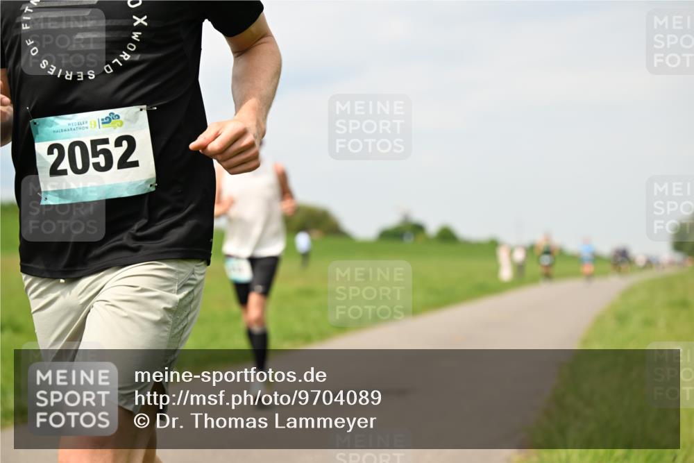 10.05.2026 - 8. Wedeler Halbmarathon Dr. Thomas Lammeyer http://msf.ph/oto/9704089 10.05.2026 11:51:08 Laufen 2052 meine-sportfotos.de