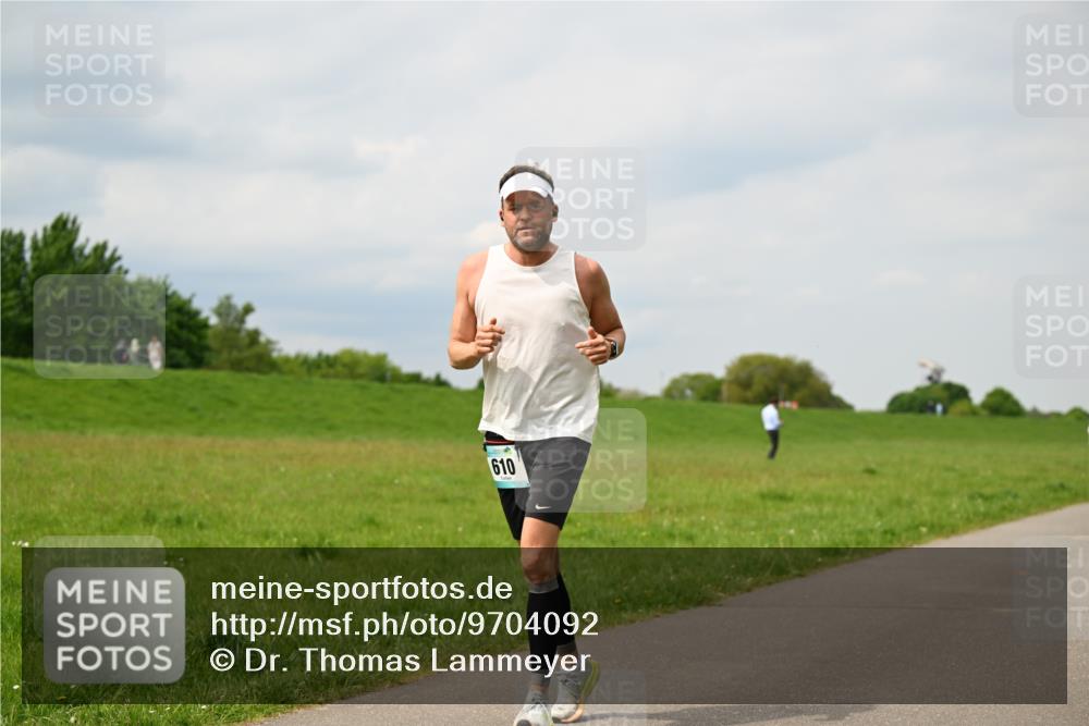 10.05.2026 - 8. Wedeler Halbmarathon Dr. Thomas Lammeyer http://msf.ph/oto/9704092 10.05.2026 11:51:09 Laufen 610 meine-sportfotos.de
