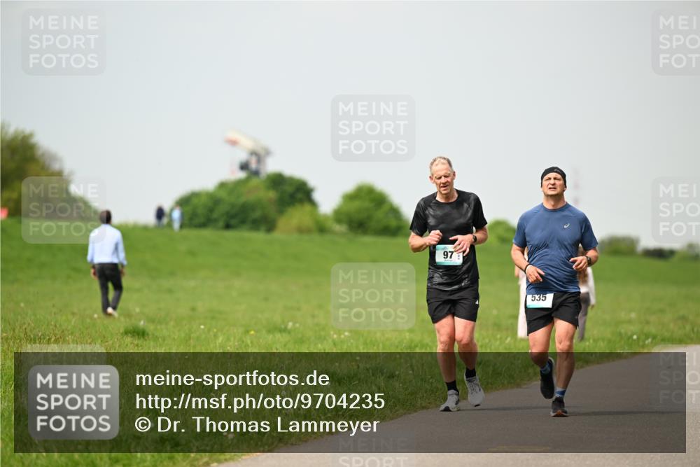 10.05.2026 - 8. Wedeler Halbmarathon Dr. Thomas Lammeyer http://msf.ph/oto/9704235 10.05.2026 11:51:28 Laufen 971, 535 meine-sportfotos.de