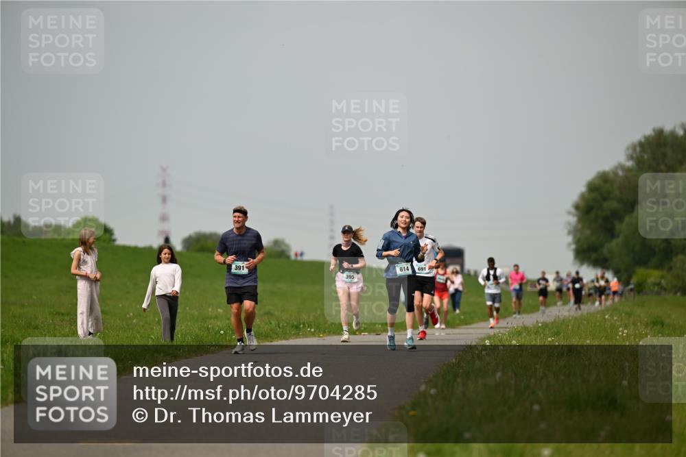 10.05.2026 - 8. Wedeler Halbmarathon Dr. Thomas Lammeyer http://msf.ph/oto/9704285 10.05.2026 11:51:37 Laufen 391, 395, 614, 691 meine-sportfotos.de
