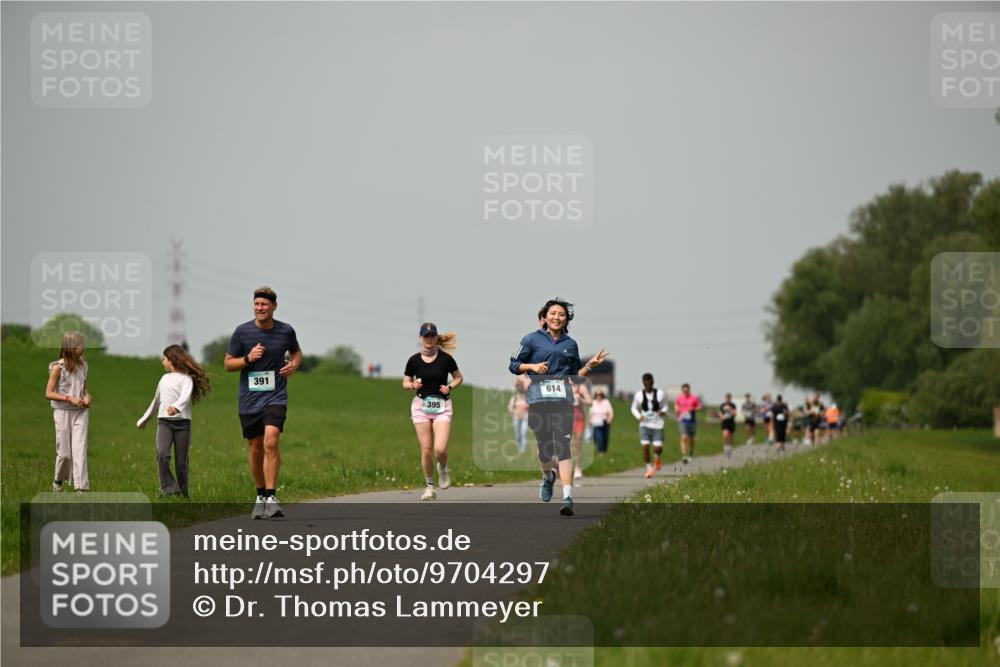 10.05.2026 - 8. Wedeler Halbmarathon Dr. Thomas Lammeyer http://msf.ph/oto/9704297 10.05.2026 11:51:38 Laufen 391, 395, 614 meine-sportfotos.de