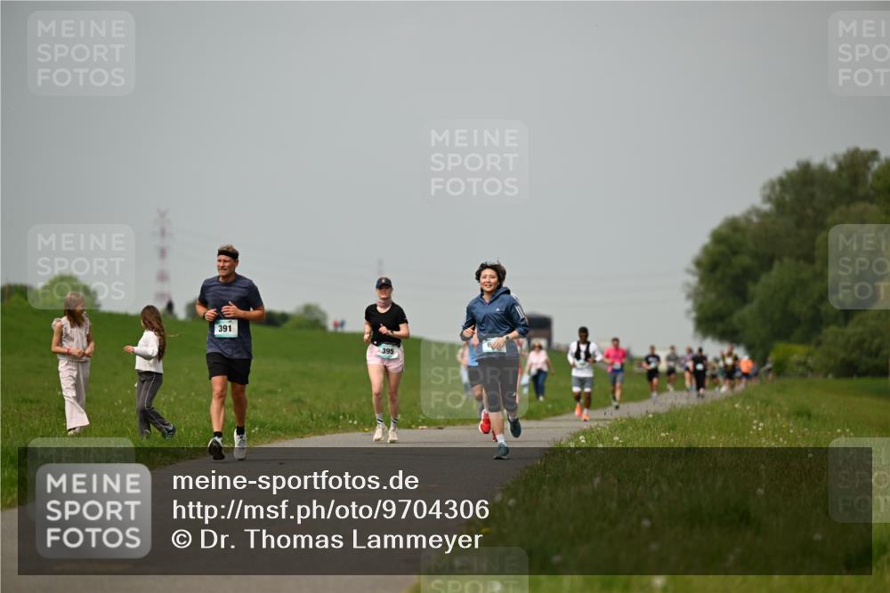 10.05.2026 - 8. Wedeler Halbmarathon Dr. Thomas Lammeyer http://msf.ph/oto/9704306 10.05.2026 11:51:38 Laufen 391, 395 meine-sportfotos.de
