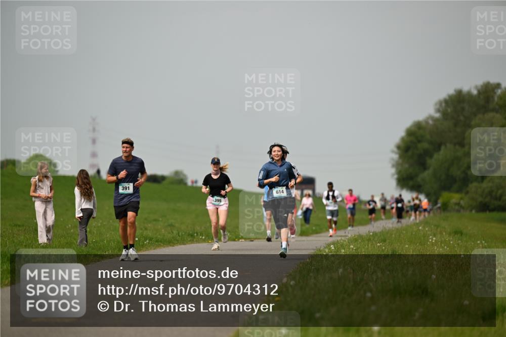 10.05.2026 - 8. Wedeler Halbmarathon Dr. Thomas Lammeyer http://msf.ph/oto/9704312 10.05.2026 11:51:38 Laufen 391, 395, 614 meine-sportfotos.de