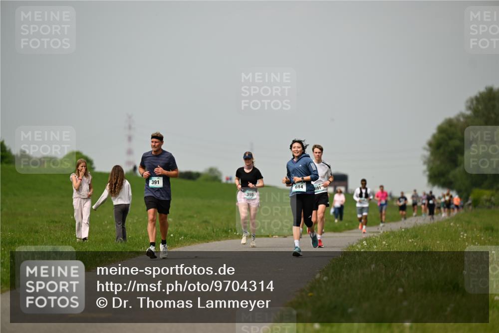 10.05.2026 - 8. Wedeler Halbmarathon Dr. Thomas Lammeyer http://msf.ph/oto/9704314 10.05.2026 11:51:39 Laufen 391, 395, 614, 691 meine-sportfotos.de