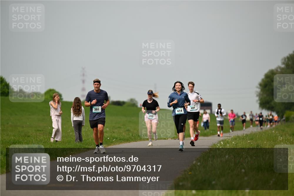 10.05.2026 - 8. Wedeler Halbmarathon Dr. Thomas Lammeyer http://msf.ph/oto/9704317 10.05.2026 11:51:39 Laufen 391, 691, 614, 395 meine-sportfotos.de