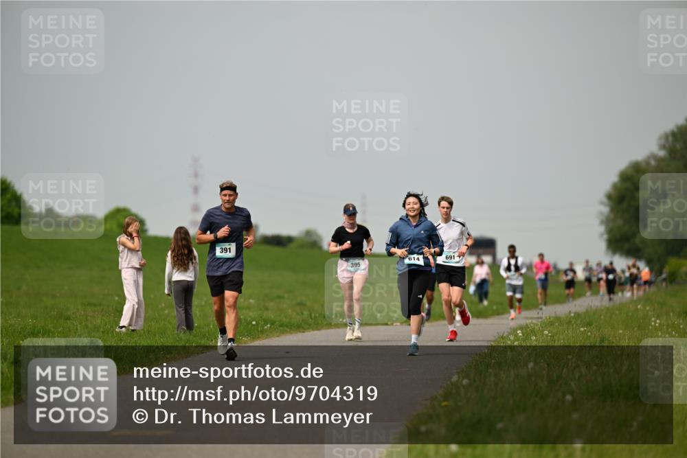 10.05.2026 - 8. Wedeler Halbmarathon Dr. Thomas Lammeyer http://msf.ph/oto/9704319 10.05.2026 11:51:39 Laufen 391, 395, 614, 691 meine-sportfotos.de