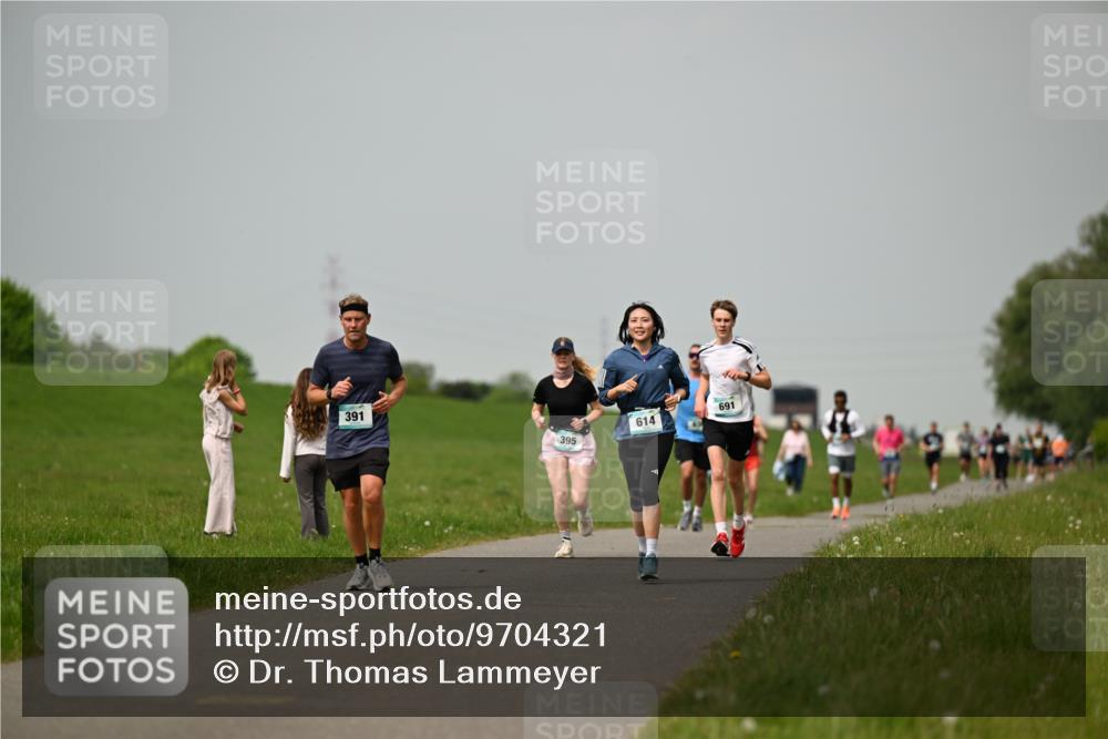 10.05.2026 - 8. Wedeler Halbmarathon Dr. Thomas Lammeyer http://msf.ph/oto/9704321 10.05.2026 11:51:40 Laufen 391, 395, 614, 691 meine-sportfotos.de