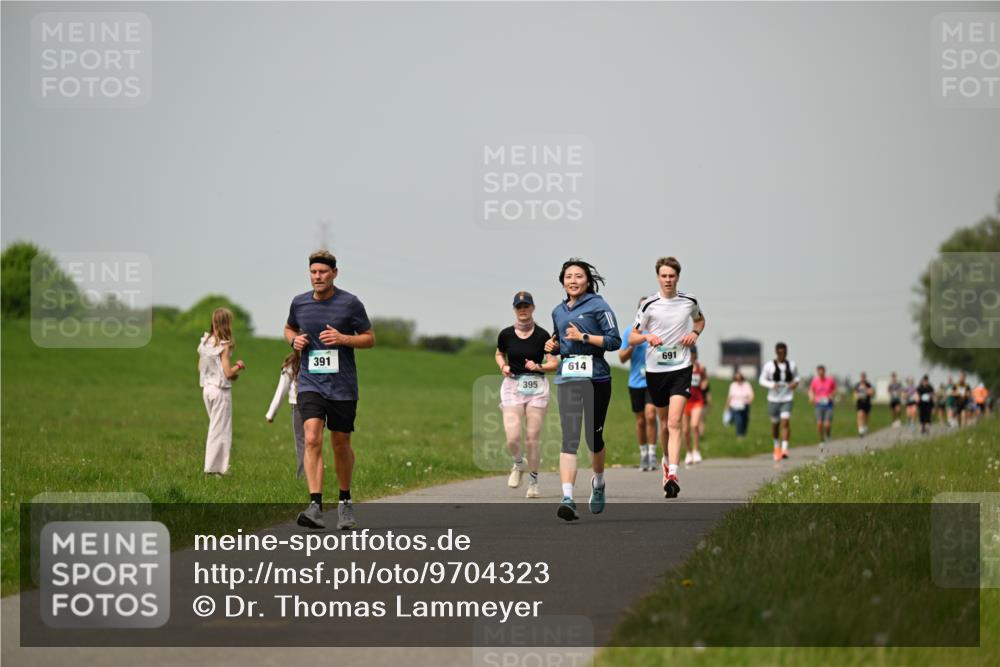 10.05.2026 - 8. Wedeler Halbmarathon Dr. Thomas Lammeyer http://msf.ph/oto/9704323 10.05.2026 11:51:40 Laufen 391, 395, 614, 691 meine-sportfotos.de