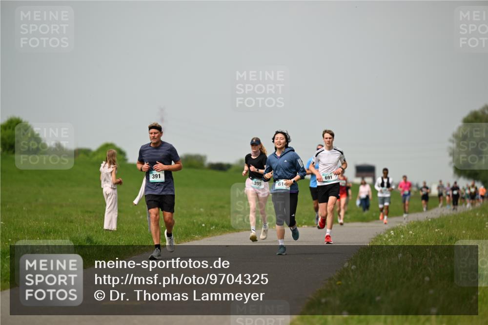 10.05.2026 - 8. Wedeler Halbmarathon Dr. Thomas Lammeyer http://msf.ph/oto/9704325 10.05.2026 11:51:40 Laufen 391, 395, 614, 691 meine-sportfotos.de