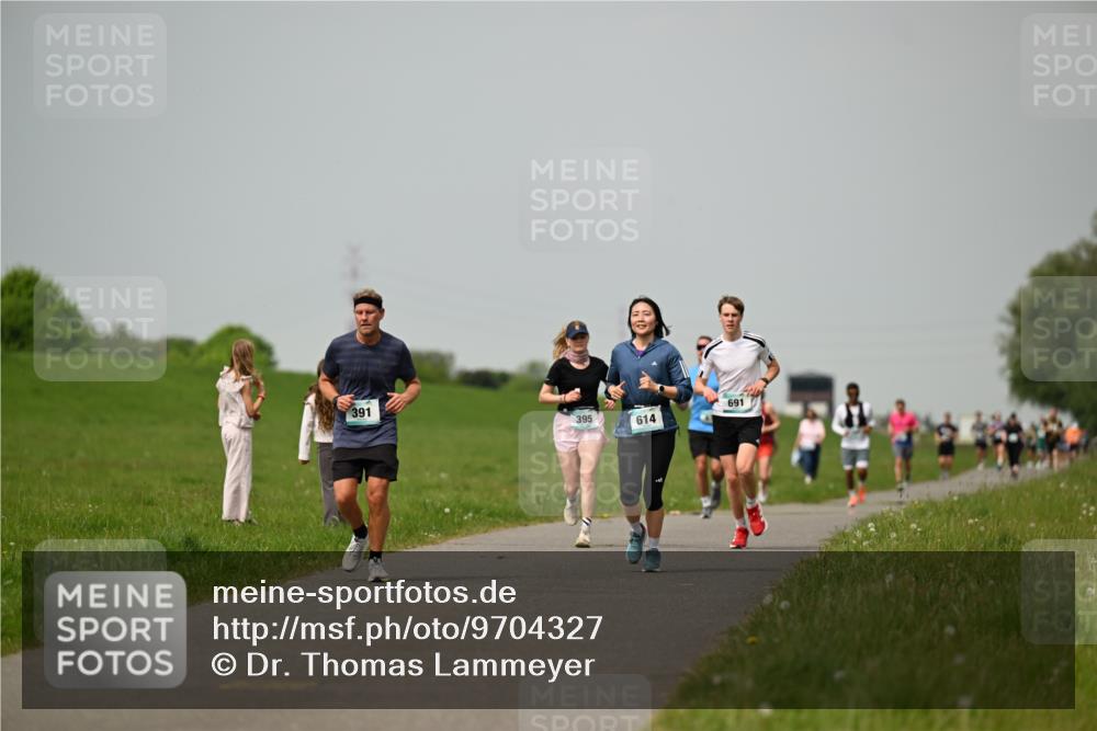 10.05.2026 - 8. Wedeler Halbmarathon Dr. Thomas Lammeyer http://msf.ph/oto/9704327 10.05.2026 11:51:40 Laufen 391, 395, 614, 691 meine-sportfotos.de