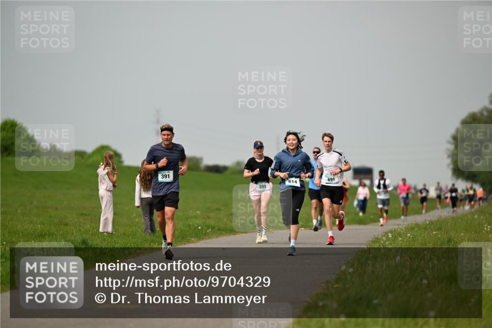 10.05.2026 - 8. Wedeler Halbmarathon Dr. Thomas Lammeyer http://msf.ph/oto/9704329 10.05.2026 11:51:40 Laufen 391, 395, 614, 691 meine-sportfotos.de