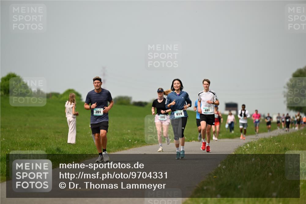 10.05.2026 - 8. Wedeler Halbmarathon Dr. Thomas Lammeyer http://msf.ph/oto/9704331 10.05.2026 11:51:40 Laufen 391, 395, 614, 691 meine-sportfotos.de