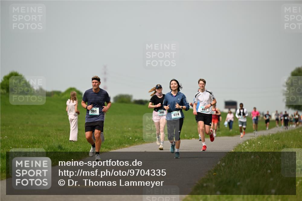 10.05.2026 - 8. Wedeler Halbmarathon Dr. Thomas Lammeyer http://msf.ph/oto/9704335 10.05.2026 11:51:41 Laufen 391, 395, 614, 694 meine-sportfotos.de