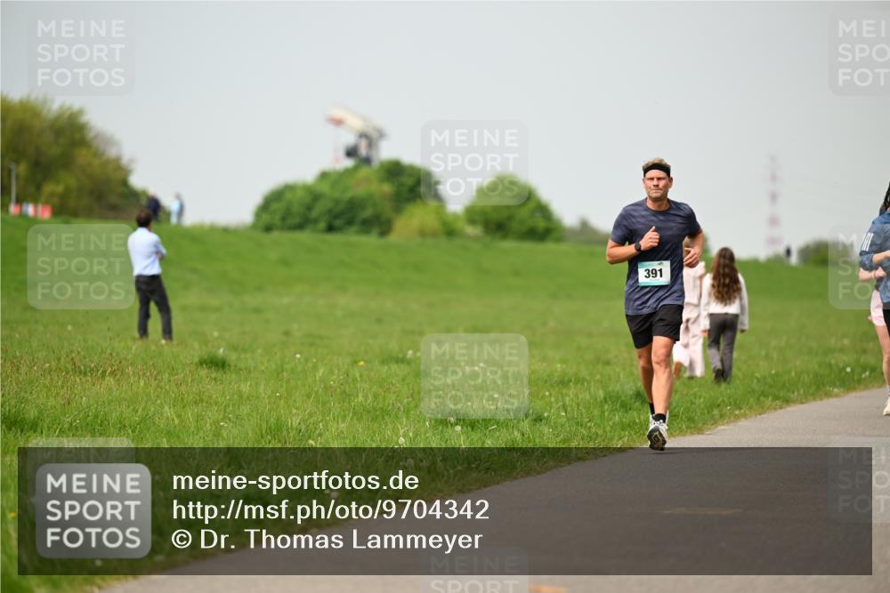 10.05.2026 - 8. Wedeler Halbmarathon Dr. Thomas Lammeyer http://msf.ph/oto/9704342 10.05.2026 11:51:42 Laufen 391 meine-sportfotos.de