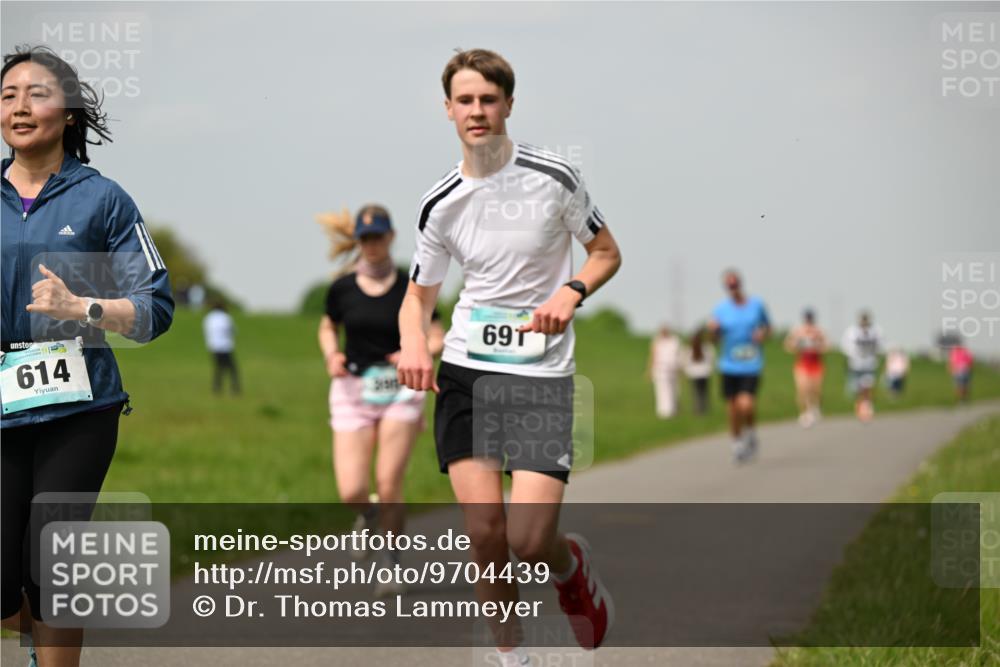 10.05.2026 - 8. Wedeler Halbmarathon Dr. Thomas Lammeyer http://msf.ph/oto/9704439 10.05.2026 11:51:50 Laufen 614, 691 meine-sportfotos.de