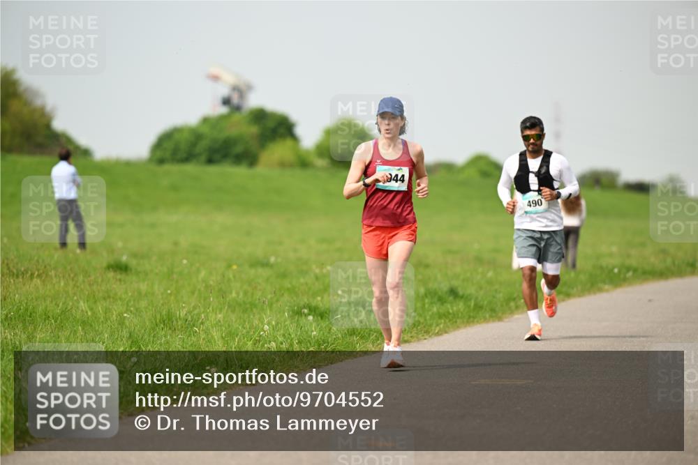 10.05.2026 - 8. Wedeler Halbmarathon Dr. Thomas Lammeyer http://msf.ph/oto/9704552 10.05.2026 11:52:00 Laufen 490 meine-sportfotos.de
