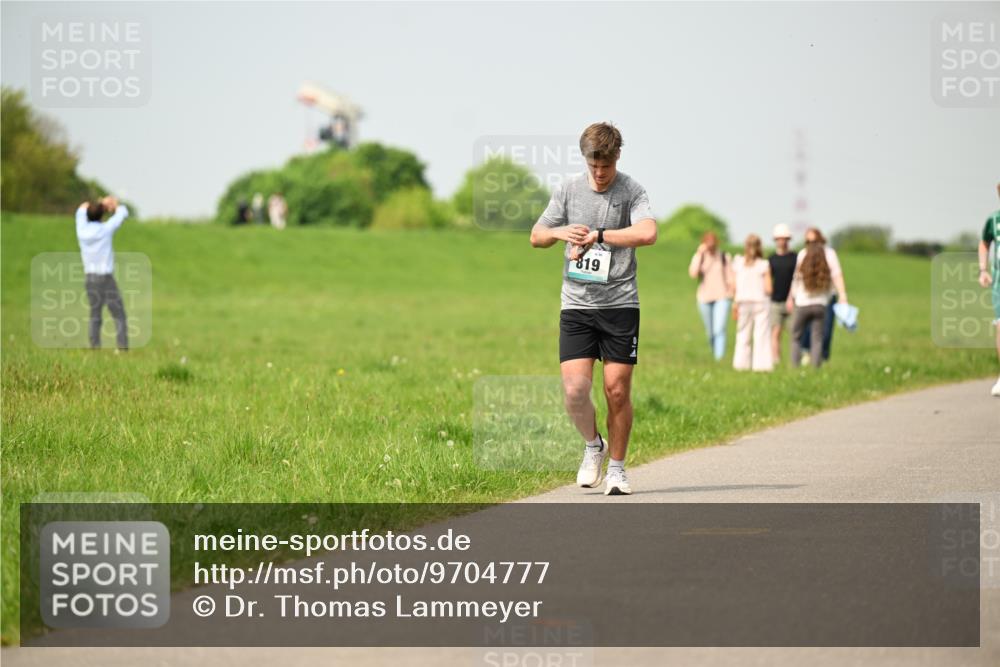10.05.2026 - 8. Wedeler Halbmarathon Dr. Thomas Lammeyer http://msf.ph/oto/9704777 10.05.2026 11:52:42 Laufen 819 meine-sportfotos.de