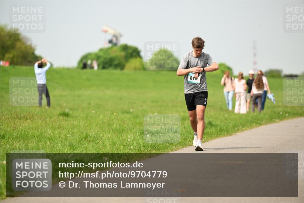 10.05.2026 - 8. Wedeler Halbmarathon Dr. Thomas Lammeyer http://msf.ph/oto/9704779 10.05.2026 11:52:41 Laufen 819 meine-sportfotos.de
