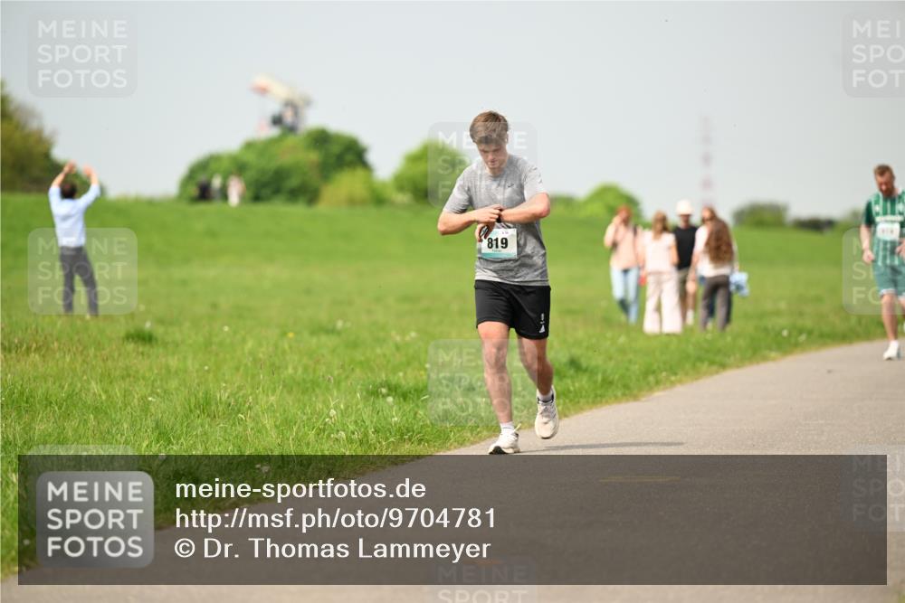 10.05.2026 - 8. Wedeler Halbmarathon Dr. Thomas Lammeyer http://msf.ph/oto/9704781 10.05.2026 11:52:42 Laufen 819 meine-sportfotos.de