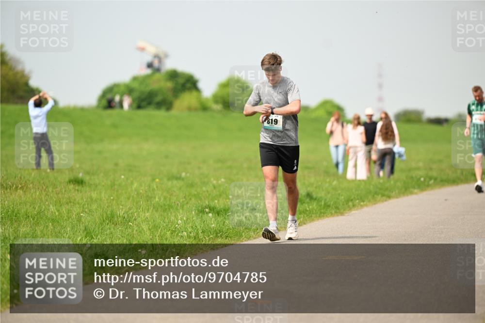 10.05.2026 - 8. Wedeler Halbmarathon Dr. Thomas Lammeyer http://msf.ph/oto/9704785 10.05.2026 11:52:42 Laufen 819 meine-sportfotos.de