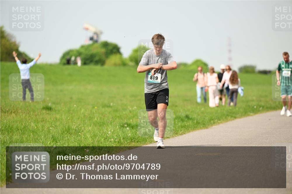 10.05.2026 - 8. Wedeler Halbmarathon Dr. Thomas Lammeyer http://msf.ph/oto/9704789 10.05.2026 11:52:42 Laufen 819 meine-sportfotos.de