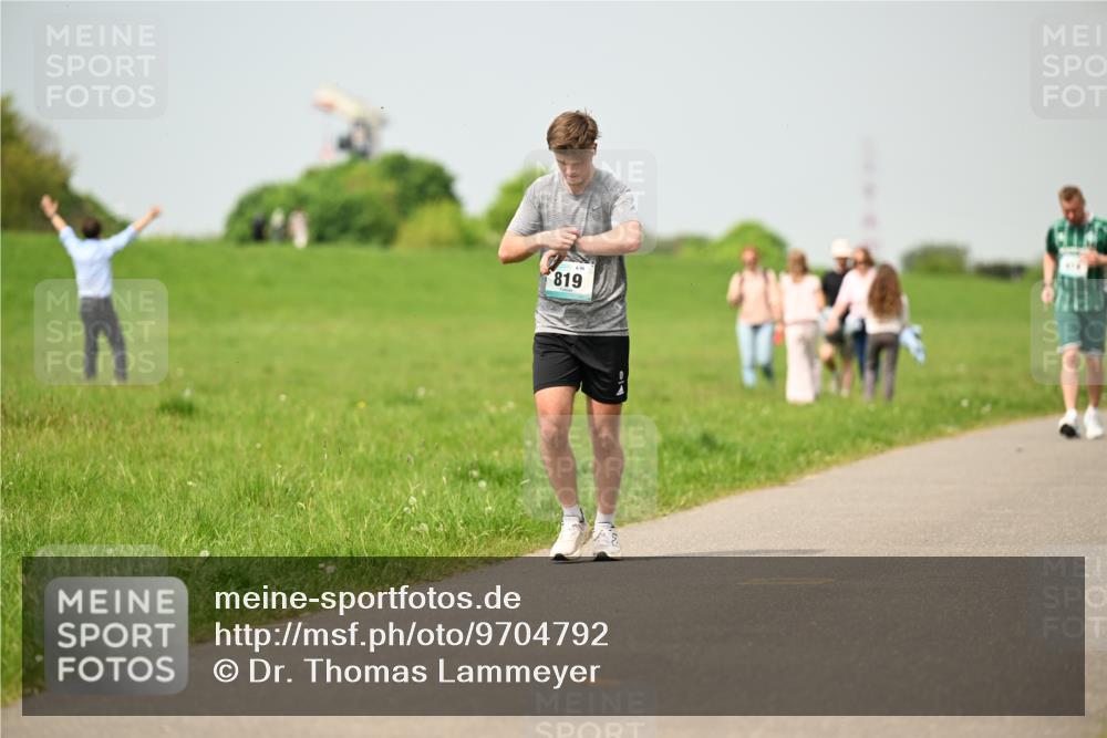 10.05.2026 - 8. Wedeler Halbmarathon Dr. Thomas Lammeyer http://msf.ph/oto/9704792 10.05.2026 11:52:42 Laufen 819 meine-sportfotos.de