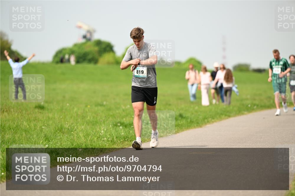 10.05.2026 - 8. Wedeler Halbmarathon Dr. Thomas Lammeyer http://msf.ph/oto/9704794 10.05.2026 11:52:43 Laufen 819 meine-sportfotos.de
