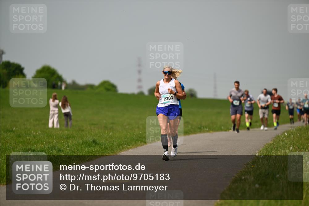 10.05.2026 - 8. Wedeler Halbmarathon Dr. Thomas Lammeyer http://msf.ph/oto/9705183 10.05.2026 11:53:24 Laufen 2203 meine-sportfotos.de
